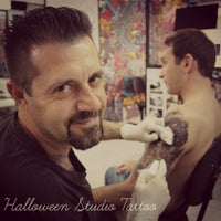 1/4/2014 tarihinde Halloween Studio Tattooziyaretçi tarafından Halloween Studio Tattoo'de çekilen fotoğraf
