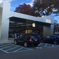 Photo taken at Apple Manhasset by Oh, 💩!  Nicky Beanz on 11/3/2018