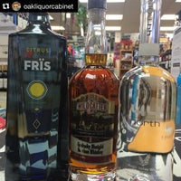 Foto scattata a Oak Liquor Cabinet da 44 North V. il 2/5/2016