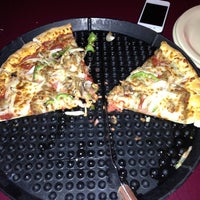 Foto tomada en DoubleDave&amp;#39;s Pizzaworks  por Ryan B. el 11/28/2012