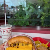 Photo taken at In-N-Out Burger by Meshari on 1/8/2023