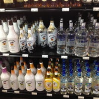 Das Foto wurde bei Frugal MacDoogal Beverage Warehouse von Randal am 4/20/2013 aufgenommen