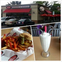 Снимок сделан в Gino&amp;#39;s Burgers &amp;amp; Chicken пользователем Jomo B. 5/9/2013
