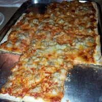รูปภาพถ่ายที่ Pirrone&amp;#39;s Pizzeria โดย Ian H. เมื่อ 12/18/2012