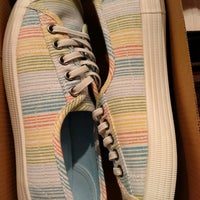 does payless sell skechers