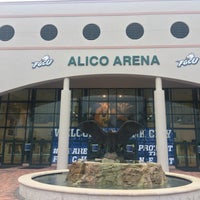 รูปภาพถ่ายที่ Alico Arena โดย Jay K. เมื่อ 6/10/2017