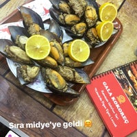Photo taken at Gala Kokoreç by Em on 7/30/2017
