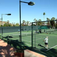 5/16/2017 tarihinde Palm Springs Tennis Clubziyaretçi tarafından Palm Springs Tennis Club'de çekilen fotoğraf