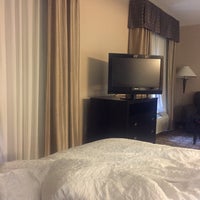 Foto diambil di Hampton Inn &amp;amp; Suites oleh STACEY pada 7/29/2016