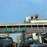 Photo taken at สะพานลอยคนข้ามแยกสะพานควาย by Bia D. on 4/18/2018
