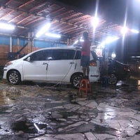 Photo taken at Cucian mobil 24 Jam Sandratex by Imaamuddin A. on 12/18/2012