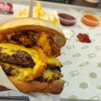 Photo taken at Shake Shack by Ferhat on 4/18/2023