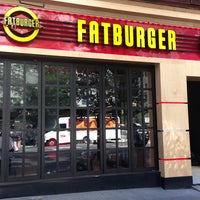 รูปภาพถ่ายที่ Fatburger โดย D เมื่อ 6/5/2013
