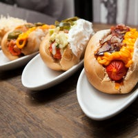 Das Foto wurde bei Überdog - Amazing Hot Dogs von Überdog - Amazing Hot Dogs am 12/13/2013 aufgenommen