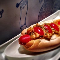 Foto tirada no(a) Überdog - Amazing Hot Dogs por Überdog - Amazing Hot Dogs em 12/13/2013