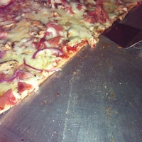 12/9/2012 tarihinde LeAnn S.ziyaretçi tarafından Siracusa&amp;#39;s New York Pizzeria'de çekilen fotoğraf