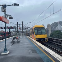Photo taken at Milsons Point Station by Duck W. on 1/9/2022