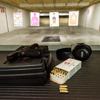 Foto tirada no(a) Trigger Time Indoor Gun Range por Trigger Time Indoor Gun Range em 5/16/2017