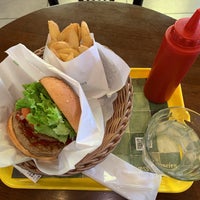 Photo taken at Freshness Burger by トレイヤ （. on 1/22/2022