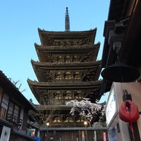 Photo taken at Houkanji Temple and Yasaka Pagoda by Pyonkichi S. on 4/12/2019