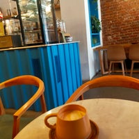 Foto diambil di Glow Coffee oleh Pelin G. pada 12/17/2023