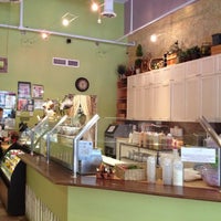 Photo taken at Giardino Gourmet Salads-Downtown Miami by Silmar R. on 11/20/2012