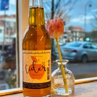 Das Foto wurde bei Waterline Coffee &amp;amp; Cocktails von Evgeny B. am 3/13/2020 aufgenommen