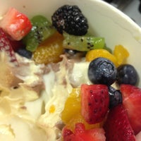 รูปภาพถ่ายที่ BerrySimple Yogurt โดย Xiao S. เมื่อ 1/23/2013