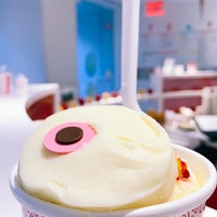 Photo taken at Sprinkles Beverly Hills Ice Cream by Chaotic H. on 5/1/2019