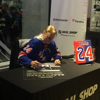 Das Foto wurde bei NHL Store NYC von Anne L. am 12/3/2019 aufgenommen