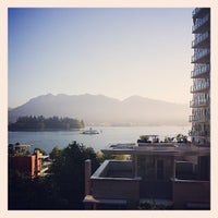 Foto tomada en Renaissance Vancouver Harbourside Hotel  por Matt C. el 7/24/2013