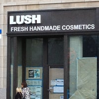 Photo taken at Lush Cosmetics by Heidebesos💋 on 7/11/2013