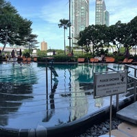 Photo taken at Shangri-La Wing Swimming Pool by なおなつ ✩⃛ 🌿 on 8/8/2023
