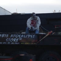 รูปภาพถ่ายที่ Zombie Apocalypse Store โดย Denise m. เมื่อ 4/25/2013