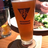 Photo taken at BJ&amp;#39;s Restaurant &amp;amp; Brewhouse by Norah E. on 8/25/2018