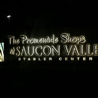 Foto tirada no(a) The Promenade Shops at Saucon Valley por Scooter M. em 1/2/2016
