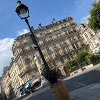 Photo taken at À la Place Saint-Georges by Eunice K. on 8/15/2022