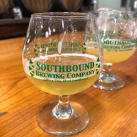 Foto tirada no(a) Southbound Brewing Company por Benjamin R. em 7/4/2021