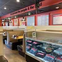 รูปภาพถ่ายที่ Gino&amp;#39;s Burgers &amp;amp; Chicken โดย Tom B. เมื่อ 3/6/2022