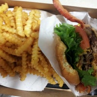 Снимок сделан в Custom Burgers by Pat La Frieda пользователем Being Fatty 11/11/2012