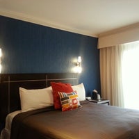 Das Foto wurde bei Nesva Hotel von Shirley V. am 12/5/2012 aufgenommen