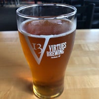 Foto tomada en 13 Virtues Brewing Co.  por Vatche A. el 7/13/2019