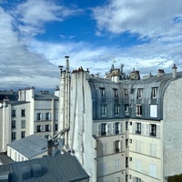 Foto diambil di Renaissance Paris Arc de Triomphe Hotel oleh Tim P. pada 6/24/2022