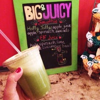 Photo prise au Big and Juicy Juice Bar par Fallon | S. le12/20/2013
