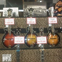 รูปภาพถ่ายที่ Arthur&#39;s Music Store โดย Tom C. เมื่อ 12/22/2012