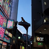 Photo taken at Dogenzaka Lane by 寺 旅人 てらの たびと(TERATABI)←取り扱い注意❗飲み過ぎ😵🍺🌀危険💓〰️💣💥|дﾟ)ﾁﾗｯ.。o○ 週. on 5/12/2018