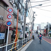 Photo taken at 夏目坂 by 寺 旅人 てらの たびと(TERATABI)←取り扱い注意❗飲み過ぎ😵🍺🌀危険💓〰️💣💥|дﾟ)ﾁﾗｯ.。o○ 週. on 6/16/2018