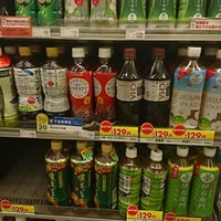 Photo taken at FamilyMart by 寺 旅人 てらの たびと(TERATABI)←取り扱い注意❗飲み過ぎ😵🍺🌀危険💓〰️💣💥|дﾟ)ﾁﾗｯ.。o○ 週. on 10/5/2018