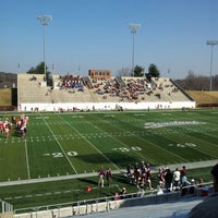 รูปภาพถ่ายที่ Salem Stadium โดย CJ D. เมื่อ 12/1/2012