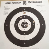 รูปภาพถ่ายที่ Royal Hawaiian Shooting Club โดย ユウト W. เมื่อ 10/8/2014